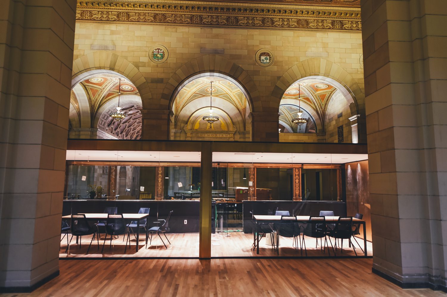 Sala de reunião sóbria vista através de vidro